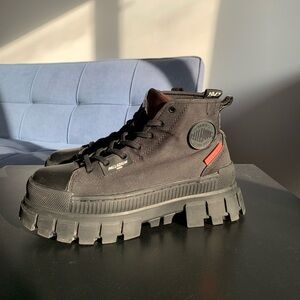 Palladium Revolt Hi TX Platforms Boots